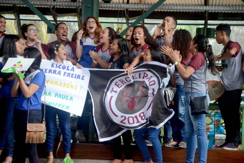 Com o tema “Conexões: somos uma só rede”, o 7º Concurso de Redação da Mineração anunciou, nesta quarta-feira (6), os alunos da rede estadual vencedores. O concurso é uma realização da Secretaria de Estado de Educação (Seduc) e Sindicato das Indústrias Minerais do Estado do Pará (Simineral). O concurso premiou as melhores redações com tablets, notebooks e vale-livros. Ao todo, participaram 1.387 alunos do 6º ao 9º ano do Ensino Fundamental Regular, Educação de Jovens e Adultos e Profissionalizante, e do Ensino Médio Regular e Sistema Modular de Ensino regularmente matriculados na rede estadual no ano letivo de 2018. Professores-orientadores dos alunos e as escolas que conquistaram o primeiro lugar receberam um tablet e projetor multimídia, respectivamente.
FOTO: RAI PONTES / SECOM SEDUC
DATA: 06.06.2018
BELÉM - PARÁ <div class='credito_fotos'>Foto: Rai Pontes/Ascom Seduc | <a href='/midias/2018/originais/f52bde57-d281-4caa-823e-621c50e25c4b.jpg' download><i class='fa-solid fa-download'></i> Download</a></div>