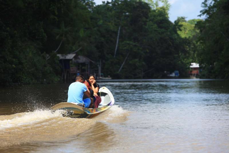 A ilha do Combu, umas 39 ilhas que fazem parte da capital paraense. O lugar já é bem conhecido dos belenenses que há anos atravessam o rio para frequentar os restaurantes, bares e tomar um banho de igarapé. No entanto, a ilha também é uma das quatro Áreas de Preservação Ambiental (APA) da Região Metropolitana de Belém gerido pelo Instituto de Desenvolvimento Florestal e da Biodiversidade do Estado do Pará (Ideflor-Bio) e oferece o turismo rural. O turismo rural é uma modalidade que leva o visitante a conhecer um pouco da rotina das comunidades ribeirinhas, saber como os seus produtos tradicionais são feitos, além de trilhar rotas preservadas nas matas ou nos rios. Ao invés de apenas comprar, o visitante conhece melhor a dinâmica do local.
FOTO: MÁCIO FERREIRA / AG. PARÁ
DATA: 22.07.2016
ILHA DO COMBU - PARÁ <div class='credito_fotos'>Foto: MÁCIO FERREIRA/ AG. PARÁ | <a href='/midias/2018/originais/f5303a34-a7cc-4605-bf2f-01a9a300c8c2.jpg' download><i class='fa-solid fa-download'></i> Download</a></div>