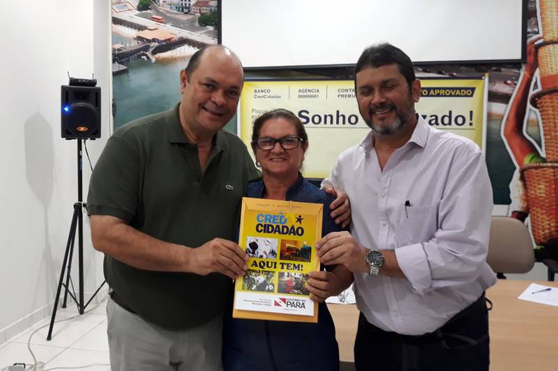 O programa CredCidadão continua na região do Baixo Amazonas. Após concretizar os sonhos de empreendedores dos municípios de Belterra e Mojuí dos Campos, agora foi a vez da entrega de microcrédito para 50 micro e pequenos empreendedores de Santarém. Na ocasião, foram liberados R$ 213.900,00 para diferentes áreas: artesanato; confecções; artigos em geral; panificação; tapeçaria; farmácia, entre outros. O programa, que faz parte das ações do Pará 2030, já contabiliza mais de 700 pessoas contempladas e quase R$ 2,5 milhões liberados no município.
FOTO: SAMUEL ALVARENGA / AG. PARÁ
DATA: 03.05.2018
SANTARÉM - PARÁ <div class='credito_fotos'>Foto: SAMUEL ALVARENGA/AG.PARÁ | <a href='/midias/2018/originais/f534d142-d579-4db6-a0ab-d1765897b909.jpg' download><i class='fa-solid fa-download'></i> Download</a></div>