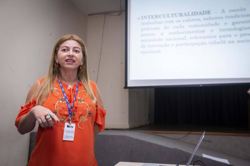 Reunião do Grupo de trabalho (GT) de educação, projeto Kuarika Naruki, para capacitação e acolhimento de povos Warao no Estado. O encontro foi realizado na tarde desta segunda-feira, 11, no auditório da Ueafto, CCBS/UEPA, em Belém.

Na foto, professora Joelma Alencar, do Núcleo de formação indígena da Uepa.

FOTO: NAILANA THIELY / ASCOM UEPA
DATA: 11.06.2018
BELÉM - PARÁ <div class='credito_fotos'>Foto: Nailana Thiely / Ascom Uepa   |   <a href='/midias/2018/originais/f534fd8b-9191-4aa1-9ba4-fac18a8bce80.jpg' download><i class='fa-solid fa-download'></i> Download</a></div>