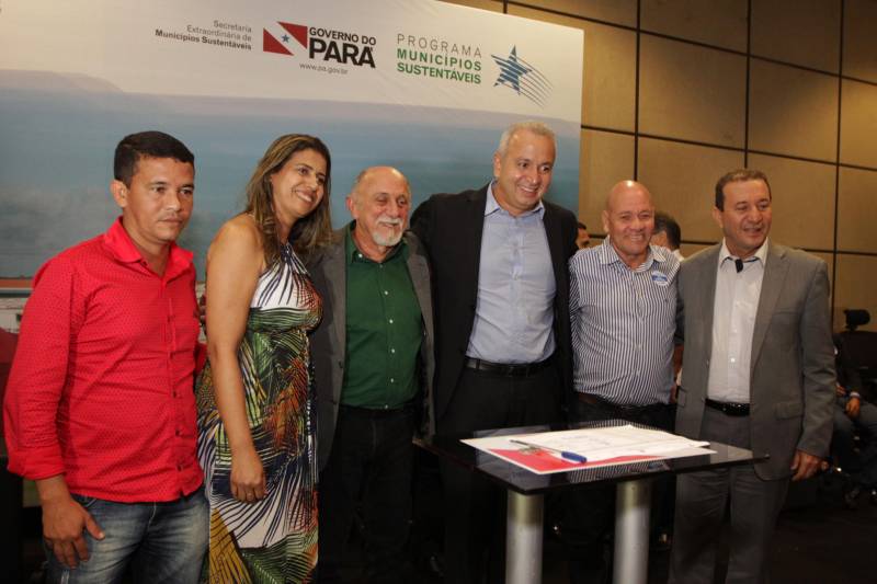 O primeiro dia do Fórum Permanente de Prefeitas e Prefeitos dos Municípios Sustentáveis contou com a participação de 85 prefeitos , 17 vices e 21 secretários municipais dos 141 municípios manifestaram interesse em adotar as diretrizes do programa. Para o governador Simão Jatene, esta grande participação simboliza a união de agentes públicos que colocaram os interesses coletivos acima dos interesses individuais para construir um estado melhor para todos. Com o tema “Gestão Compartilhada”, o evento traz as experiências e os desdobramentos das agendas governamentais que foram planejadas em parceria com as gestões municipais. Através da Secretaria Extraordinária de Municípios Sustentáveis (Semsu) Governo do Pará, por meio da Semsu, investe na capacitação dos municípios para a promoção de uma gestão fiscal eficiente. Para Izabela Jatene, este primeiro dia serviu para sinalizar o quanto os gestores estão preocupados com o equilíbrio da questão fiscal dos municípios e em desenvolver uma governança compartilhada para desenvolver seus municípios.
FOTO: CRISTINO MARTINS / AG. PARÁ
DATA: 07.02.2018
BELÉM - PARÁ <div class='credito_fotos'>Foto: Cristino Martins/Ag. Pará | <a href='/midias/2018/originais/f5353a5e-bc11-41f9-9ba5-ac14ca63f840.jpg' download><i class='fa-solid fa-download'></i> Download</a></div>