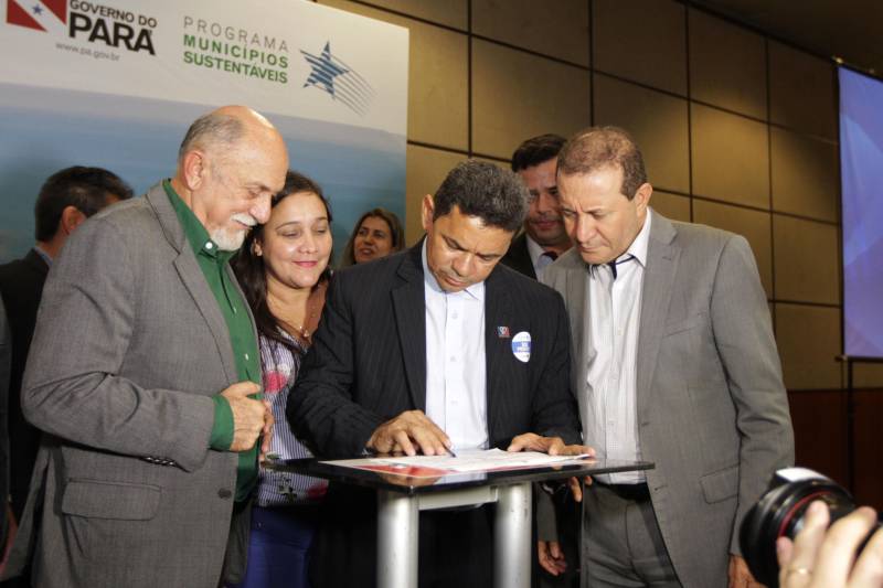 O primeiro dia do Fórum Permanente de Prefeitas e Prefeitos dos Municípios Sustentáveis contou com a participação de 85 prefeitos , 17 vices e 21 secretários municipais dos 141 municípios manifestaram interesse em adotar as diretrizes do programa. Para o governador Simão Jatene, esta grande participação simboliza a união de agentes públicos que colocaram os interesses coletivos acima dos interesses individuais para construir um estado melhor para todos. Com o tema “Gestão Compartilhada”, o evento traz as experiências e os desdobramentos das agendas governamentais que foram planejadas em parceria com as gestões municipais. Através da Secretaria Extraordinária de Municípios Sustentáveis (Semsu) Governo do Pará, por meio da Semsu, investe na capacitação dos municípios para a promoção de uma gestão fiscal eficiente. Para Izabela Jatene, este primeiro dia serviu para sinalizar o quanto os gestores estão preocupados com o equilíbrio da questão fiscal dos municípios e em desenvolver uma governança compartilhada para desenvolver seus municípios.
FOTO: CRISTINO MARTINS / AG. PARÁ
DATA: 07.02.2018
BELÉM - PARÁ <div class='credito_fotos'>Foto: Cristino Martins/Ag. Pará | <a href='/midias/2018/originais/f53a030f-847d-4ad5-bb69-53d3e400488c.jpg' download><i class='fa-solid fa-download'></i> Download</a></div>