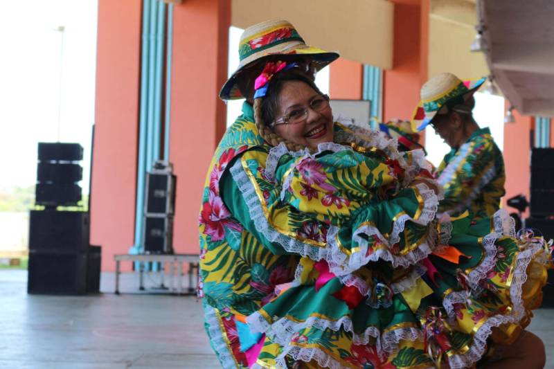 Cerca de 400 idosos, trajando as vestes típicas da época junina, participaram do 19º “Arraiá” (foto), que integra o Projeto Vida Ativa na Terceira Idade, nesta terça-feira (26), no Estádio Olímpico do Pará, o Mangueirão, em Belém. O momento mais esperado da festa foi o concurso de Miss Caipira 2018. Conceição Albuquerque, com o traje “Miss Copa do Mundo”, foi a vencedora desta edição. A festa junina contou com apresentação de quadrilhas de entidades de assistência à pessoa idosa e muitas brincadeiras da quadra junina, além da cantora Suanny Batidão. Com a roupa nas cores verde e amarela, Conceição Albuquerque, candidata do núcleo do projeto que funciona na Tuna Luso Brasileira, apostou na junção do tema junino com a mais importante competição de futebol – a Copa do Mundo, na Rússia. A ganhadora participou ao lado de cinco candidatas e conquistou os jurados, que avaliaram coreografia, simpatia e traje. Emocionada, a vencedora recebeu a faixa das mãos de Marlene da Silva, a miss de 2017.
FOTO: ADRIANA PINTO / ASCOM SEEL
DATA: 26.06.2018
BELÉM - PARÁ <div class='credito_fotos'>Foto: ADRIANA PINTO / ASCOM SEEL | <a href='/midias/2018/originais/f53d3847-c1a4-4844-86b0-3c237d6d6567.jpg' download><i class='fa-solid fa-download'></i> Download</a></div>