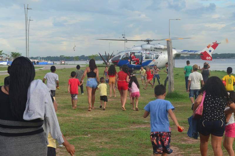 Uma tarde para não sair da memória de centenas de crianças que participaram na tarde desta sexta-feira, 7, do Natal com Segurança (foto) promovido pela Secretaria de Estado de Segurança Pública e Defesa Social (Segup). Com olhos atentos para o céu, meninos e meninas receberam com emoção o delegado de polícia que se tornou Papai Noel por um dia. Ele chegou ao Portal da Amazônia em um helicóptero do Grupamento Aéreo de Segurança Pública (Graesp) causando emoção aos presentes.

FOTO: ELIELSON MODESTO / ASCOM SUSIPE
DATA: 08.12.2018
BELÉM - PARÁ <div class='credito_fotos'>Foto: Elielson Modesto / Ascom Segup   |   <a href='/midias/2018/originais/f53f671a-c318-4520-9819-a85cd414a507.jpg' download><i class='fa-solid fa-download'></i> Download</a></div>