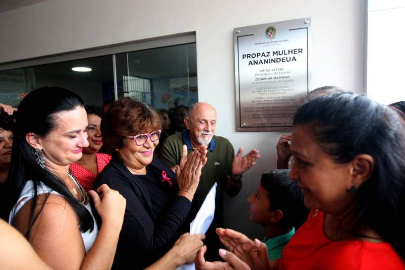 O Governo do Estado entregou nesta sexta-feira, 26, mais uma unidade Pro Paz Mulher. O governador Simão Jatene (foto) fez a entrega do novo espaço, que fica em Ananindeua, na Região Metropolitana de Belém e visa ampliar o atendimento humanizado e integral às mulheres em situação de violência de gênero. “Não é apenas um espaço de atendimento às mulheres, mas é, antes de tudo, um espaço de construção da cultura da paz”, disse o governador durante a inauguração.
FOTO: SIDNEY OLIVEIRA / AG. PARÁ
DATA: 26.10.2018
ANANINDEUA - PARÁ <div class='credito_fotos'>Foto: Sidney Oliveira/Ag. Pará | <a href='/midias/2018/originais/f540d94c-fd1b-480d-88b1-487015eb4995.jpg' download><i class='fa-solid fa-download'></i> Download</a></div>
