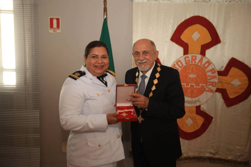 O Governo do Estado do Pará concedeu hoje 230 comendas do Mérito Grão-Pará (foto), a mais alta do Estado, a autoridades e servidores que se destacaram nos últimos oito anos de serviços prestados à população. “O ciclo que encerramos hoje não encerra nossa missão de servir ao público, porque uma vez servidores públicos, trabalhando em benefício da população, nunca mais deixamos de sê-lo, pois essa missão fica gravada em nossos corações”, disse o governador Simão Jatene aos agraciados. O governador entregou, pessoalmente, uma a uma as condecorações.  Das 230 medalhas, 14 foram no grau de Grande Oficial, 60 no grau de Comendador, 8 no grau de Oficial e 11 no grau de Cavaleiro aos servidores civis. Entre os militares, 4 receberam no grau de Comendador, 38 de Oficial e 109 no grau de Cavaleiro.

FOTO: CRISTINO MARTINS / AG. PARÁ
DATA: 31.12.2018
BELÉM - PARÁ <div class='credito_fotos'>Foto: Cristino Martins/Ag. Pará   |   <a href='/midias/2018/originais/f547710d-ec95-4d6b-b571-a848de8055fb.jpg' download><i class='fa-solid fa-download'></i> Download</a></div>