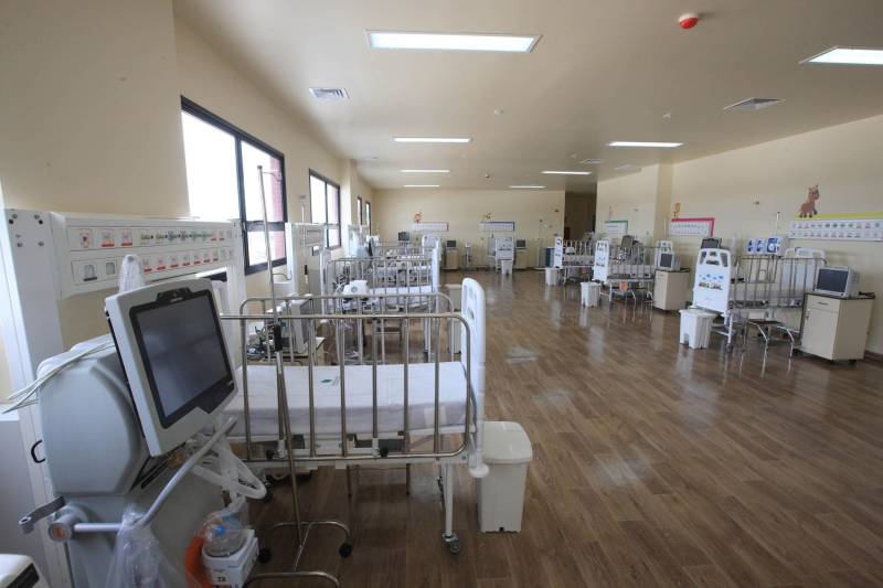 O governador Simão Jatene fez neste domingo (30), às 11 h, uma visita técnica (foto) às instalações do novo Hospital Abelardo Santos, no Distrito de Icoaraci, na Região Metropolitana de Belém. Como fez em Capanema (nordeste do Pará), no novo Hospital Regional dos Caetés, o governador convidou pessoas da comunidade para acompanhá-lo na visita. O objetivo foi mostrar à população que o hospital está pronto para ser inaugurado. "Alguns pequenos detalhes, obrigatórios para a entrada em funcionamento de qualquer hospital, ainda precisam ser feitos, como a assepsia dos ambientes e a calibragem dos equipamentos. Mas o ‘Abelardo’ está pronto, e já é o maior hospital da Região Metropolitana", disse o governador.

FOTO: CRISTINO MARTINS / AG. PARÁ
DATA: 30.12.2018
ICOARACI - PARÁ <div class='credito_fotos'>Foto: Cristino Martins/Ag. Pará   |   <a href='/midias/2018/originais/f547c1b6-476b-4360-875d-caa76124ad18.jpg' download><i class='fa-solid fa-download'></i> Download</a></div>