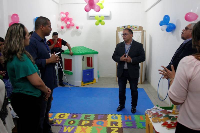 O Centro de Detenção Provisória de Icoaraci (CDPI) passa a contar, a partir desta quinta-feira (17), com uma brinquedoteca. O espaço foi equipado por meio de uma parceria entre a Superintendência do Sistema Penitenciário do Estado (Susipe) e o Departamento Nacional Penitenciário (Depen), com o objetivo de fortalecer o vínculo familiar e resgatar o convívio entre os filhos de pais de presos custodiados no Estado. O projeto faz parte de uma iniciativa do Depen, que nos últimos anos financiou mais de 80 brinquedotecas, além de mais de 60 salas de aleitamento, totalizando um investimento de mais de R$ 2,4 mi em mobiliários para compor os espaços disponíveis nas unidades penais de todo o país. A ação é uma política pública voltada para as pessoas privadas de liberdade e visa a ressocialização de presos, com a integração e estreitamento do convívio familiar entre os presos e suas famílias. Na foto, o superintendente do Sistema Penitenciário do Estado, Coronel Rosinaldo Conceição.

FOTO: AKIRA ONUMA / ASCOM SUSIPE
DATA: 17.05.2018
BELÉM - PARÁ <div class='credito_fotos'>Foto: Akira Onuma / Ascom Susipe   |   <a href='/midias/2018/originais/f54fd0f2-2677-44c4-bd69-f5107ebf117c.jpg' download><i class='fa-solid fa-download'></i> Download</a></div>
