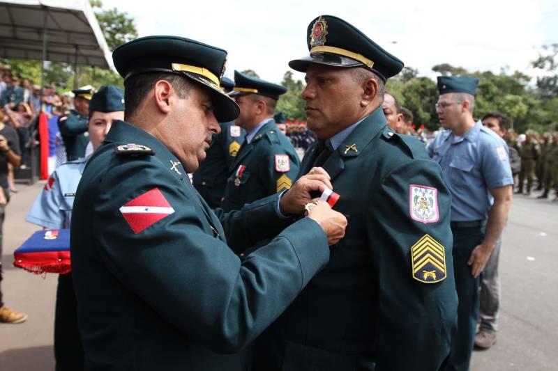 A cerimônia pelo Dia de Tiradentes, patrono das polícias militares do Brasil, este ano, no Pará, teve um toque especial. Na manhã desta quinta-feira, 20, no Comando Geral da Polícia Militar do Estado, foram oficializadas as promoções de 539 policiais e entregues 170 novos veículos para a corporação. O governador Simão Jatene participou da cerimônia. A frota vai ajudar no combate à criminalidade na região metropolitana de Belém e interior do estado. Dos 170 veículos entregues para reforçar o policiamento, 60 são motocicletas, 60 viaturas modelo Palio Weekend com cela e 50 Pick-ups, com cela, todos em regime de locação, que serão somados à frota. Serão investidos mensalmente 4 milhões de reais. As 539 promoções beneficiam policiais militares da capital e do interior do estado, sendo 462 praças e 77 oficiais. “Eu me sinto lisonjeada e quero chegar à capitã”, disse Rejane Santa Brígida Miranda, promovida de soldado a cabo. “Fico feliz também por termos um plano seguro, de carreira e me sinto prestigiada na carreira que escolhi”, completou Rejane.
FOTO: CRISTINO MARTINS / AG PARÁ
DATA:20.04.2018
BELÉM - PARÁ <div class='credito_fotos'>Foto: Cristino Martins/Ag. Pará | <a href='/midias/2018/originais/f55f3cda-c25b-4a46-8283-2bd0c9a306da.jpg' download><i class='fa-solid fa-download'></i> Download</a></div>