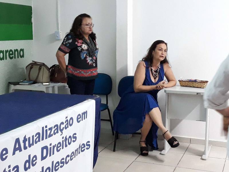 Neste primeiro dia passaram pelo auditório os servidores da Secretaria de Estado de Assistência Social, Trabalho, Emprego e Renda (Seaster), Fundação de Atendimento Socioeducativo do Pará (Fasepa), Secretaria de Estado de Educação (Seduc), Secretaria de Estado de Saúde Pública (Sespa), Secretaria de Estado de Justiça e Direitos Humanos (Sejudh), Defensoria Pública do Estado, Secretaria Extraordinária de Estado de Integração de Políticas Sociais (Seeips), Polícia Civil e Militar, entre outros, palestrando sobre temáticas de fortalecimento e integração da rede de garantia dos direitos da criança e do adolescente. O público composto por pedagogos, conselheiros tutelares, assistentes sociais, professores, técnicos dos (Centros de Referência de Assistência Social (Craes) e de Referência Especializado em Assistência Social (Creas), psicólogos e operadores do direito discutiu com os palestrantes as proposta de atuação municipal, apontando o que necessita ser fortalecido. Na foto, Mônica Altman (c), Presidente da Fundação Pro Paz.
FOTO: EMANUELE CORRÊA / ASCOM PRO PAZ
DATA: 25.06.2018
BELÉM - PARÁ <div class='credito_fotos'>Foto: EMANUELE CORRÊA / ASCOM PRO PAZ | <a href='/midias/2018/originais/f55fadff-ab60-4829-ab01-5b94945e4ebe.jpg' download><i class='fa-solid fa-download'></i> Download</a></div>