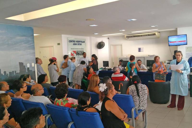 Coordenação do SAU, com apoio do Serviço Social e do Núcleo de Comunicação, iniciou imediatamente ações de esclarecimento junto aos colaboradores, familiares e acompanhantes de pacientes atendidos na unidade hospitalar, por meio de palestras em áreas de atendimento e demais setores do HJB com distribuição de material educativo com veiculação de vídeo alertando sobre o golpe, veiculado nas redes sociais e e-mails corporativos, afixação de cartazes em locais estratégicos, reforçando a informação da gratuidade dos serviços de saúde do SUS.

FOTO: ASCOM / HJB
DATA: 27.04.2018
BELÉM - PARÁ <div class='credito_fotos'>Foto: ASCOM HJB   |   <a href='/midias/2018/originais/f562e679-fff7-4b99-b93b-b8e768cfca3b.jpg' download><i class='fa-solid fa-download'></i> Download</a></div>