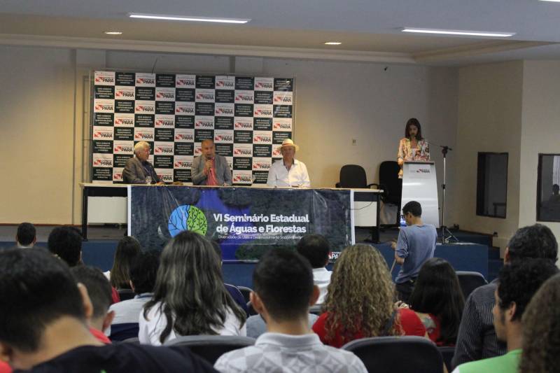 O VI Seminário Estadual de Águas e Florestas, promovido pela Secretaria de Estado de Meio Ambiente e Sustentabilidade (Semas), em comemoração aos dias mundiais da Floresta (21 de Março) e das Águas (22), incentivou a reflexão sobre a necessidade da preservação de recursos naturais necessários à manutenção da vida no planeta. Realizado nesta terça-feira (27), no auditório do Centro de Ciências Naturais e Tecnologia (CCNT), da Universidade do Estado do Pará (Uepa), o evento reuniu técnicos ambientais e universitários. A programação comemorativa começou na segunda-feira (26), com minicursos sobre Hidrologia Básica e Outorga de Direitos de Usos de Recursos Hídricos. A Semas iniciou, simultaneamente, uma campanha intitulada “Aguazônia”, com orientações didáticas, por meio das redes sociais, estimulando o consumo consciente dos recursos hídricos.
FOTO: ASCOM / SEMAS
DATA: 27.03.2018
BELÉM - PARÁ <div class='credito_fotos'>Foto: ASCOM SEMAS | <a href='/midias/2018/originais/f5691bd8-0df9-428f-88d0-7775eed3130f.jpg' download><i class='fa-solid fa-download'></i> Download</a></div>