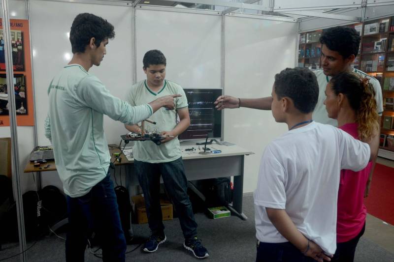 O projeto "Tecnologias sustentáveis: braço robótico" (foto) foi apresentado, nesta terça-feira (5), no estande da Secretaria de Estado de Educação (Seduc), na 22ª Feira Pan-Amazônica do Livro, no Hangar Convenções e Feiras da Amazônia com programação até o dia 10, com entrada franca. Criado em 2017 por estudantes do ensino técnico da Escola Estadual Dom Aristides Pirovano, o projeto busca incluir pessoas com deficiência utilizando materiais de baixo custo na fabricação do braço robótico. Membro da equipe desenvolvedora, o aluno Ayrton Sousa, 17 anos, apresentava aos visitantes a sua criação. "Tivemos a ideia de fazer um projeto utilizando materiais recicláveis e sustentáveis. Levamos cerca de três meses para produzir este braço robótico e nosso objetivo é aprimorar ele cada vez mais", conta o estudante.

FOTO: RAI PONTES / ASCOM SEDUC
DATA: 05.06.2018
BELÉM - PARÁ <div class='credito_fotos'>Foto: Rai Pontes/Ascom Seduc   |   <a href='/midias/2018/originais/f56a90d6-4f5e-4315-8e56-91b98f7ee526.jpg' download><i class='fa-solid fa-download'></i> Download</a></div>