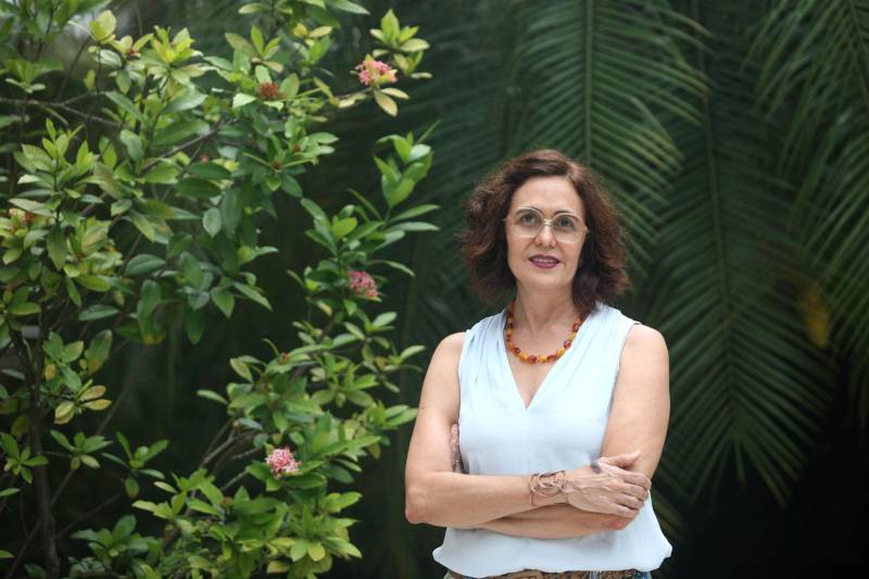 O maior evento de fomento à leitura do Norte e Nordeste do Brasil, a XXII Feira Pan-Amazônica do Livro será aberta no dia 1° de junho até prossegue até o dia 10 tendo a Colômbia como país homenageado e o escritor Age de Carvalho como patrono. “Teremos práticas de leitura na Pan- Amazônia, oficinas, debates, palestras, programação cultural vasta tanto no espaço infantil quanto adulto, espetáculos de teatro, bonecos, contação de histórias e muito mais”, comentou Ana Catarina (foto).
FOTO: MARCELO LELIS / AG. PARÁ
DATA: 22.05.2018
BELÉM - PARÁ <div class='credito_fotos'>Foto: Marcelo Lelis / Ag. Pará | <a href='/midias/2018/originais/f56b24e8-64bc-40c6-a014-0798f72c67b1.jpg' download><i class='fa-solid fa-download'></i> Download</a></div>