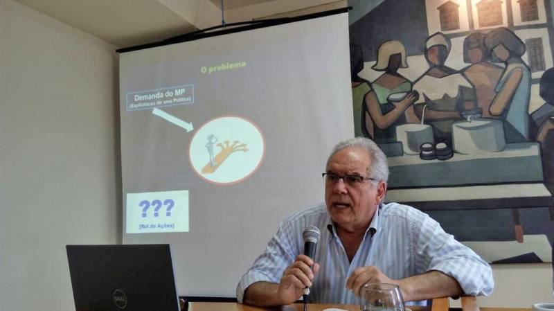 A elaboração da proposta de política pública para o transporte intermunicipal de passageiros e a implantação do Conselho Estadual de Transportes foram os principais assuntos do encontro ocorrido na manhã desta terça-feira (10), no auditório da Secretaria de Estado de Transportes (Setran), entre gestores estaduais e representantes de sindicatos e empresas do setor, além do consultor Frederico Bussinger (foto), do Instituto de Desenvolvimento, Logística, Transporte e Meio Ambiente. Na reunião inaugural de alinhamento geral das discussões para a elaboração da proposta de política pública para o transporte intermunicipal de passageiros no Estado do Pará, com ênfase nos modais rodoviário e hidroviário - quando também foi discutida a implantação do Conselho Estadual de Transportes, previsto na Constituição estadual -, o Executivo foi representado por diretores da Setran e da Arcon (Agência de Regulação e Controle de Serviços Públicos do Estado do Pará), e por agentes da Polícia Rodoviária do Estadual.
FOTO: ASCOM / SETRAN
DATA: 10.04.2018
BELÉM - PARÁ <div class='credito_fotos'>Foto: ASCOM SETRAN | <a href='/midias/2018/originais/f56f3d95-5ca2-4f7e-b102-4e75bad38d1b.jpg' download><i class='fa-solid fa-download'></i> Download</a></div>