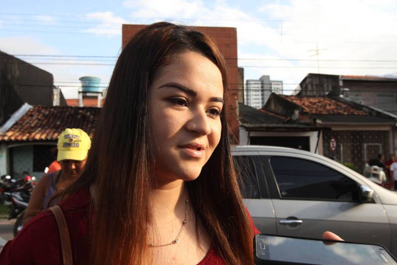 Um total de 9011 candidatos fizeram as provas para concorrer a 500 vagas para agente prisional da Superintendência do Sistema Penitenciário do Estado (Susipe), neste domingo, 18. No total, 11.835 candidatos estavam inscritos para o concurso, que é o primeiro da instituição para o cargo. Na foto, Em Belém, a candidata Larissa Albuquerque, de 23 anos, procura a sua primeira oportunidade profissional.
FOTO: CRISTINO MARTINS / AG. PARÁ
DATA: 18.03.2018
BELÉM - PARÁ <div class='credito_fotos'>Foto: Cristino Martins/Ag. Pará | <a href='/midias/2018/originais/f573e88d-6b67-4acd-b246-73c3f4e38334.jpg' download><i class='fa-solid fa-download'></i> Download</a></div>
