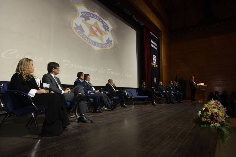O Pará vai voltar a ter um delegado de polícia para cada município. A posse de 149 novos delegados da Polícia Civil, que aconteceu nesta segunda-feira (26) no Teatro Maria Sylvia Nunes, na Estação das Docas, vai garantir, com sobras, a cobertura completa dos 144 municípios do estado. Aprovados em concurso público, os novos delegados concluíram o curso de Formação da Polícia Civil do Pará no dia 15 deste mês. O curso foi o primeiro do Brasil a incluir sete disciplinas inéditas: Oratória, Atuação Policial frente aos Grupos Vulneráveis, Relacionamento com a Imprensa e Mídias Sociais, Abordagem Psicopatológica do Crime e da Violência, Investigação Financeira no Enfrentamento ao Crime de Lavagem de dinheiro, Noções Básicas de Enfrentamento às Fraudes Veiculares e Linguagem Brasileira de Sinais. O concurso aprovou ainda 300 investigadores, 180 escrivães e 20 papiloscopistas. Os novos policiais civis passaram por quatro meses de formação técnica e profissional na Acadepol. Com a nomeação, o próximo passo será a lotação dos novos servidores públicos nas unidades de Polícia Civil do estado, quando eles saberão em qual região do Pará trabalharão inicialmente.
FOTO: SYDNEY OLIVEIRA / AG. PARÁ
DATA: 26.02.2018
BELÉM - PARÁ <div class='credito_fotos'>Foto: Sidney Oliveira/Ag. Pará | <a href='/midias/2018/originais/f5799439-8260-4353-93f1-3116c5f425aa.jpg' download><i class='fa-solid fa-download'></i> Download</a></div>