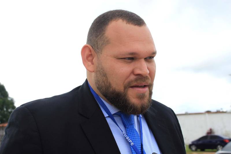 A Superintendência do Sistema Penitenciário do Estado (Susipe) inaugurou, nesta terça-feira (18), no Complexo Penitenciário de Santa Izabel, um espaço com seis salas de vídeo audiência que vão funcionar dentro de um contêiner de 30 m², totalmente reformado e adaptado. Cada sala está equipada com central de ar condicionado, televisão conectada ao equipamento de videoconferência (câmera e microfone), duas cadeiras e câmera de segurança. Todas as salas estão conectadas diretamente com o Tribunal de Justiça do Pará via cabos de fibra óptica, com um link dedicado com velocidade de 100 megas. O investimento foi de mais de R$ 1 milhão de reais, dos recursos do Fundo Penitenciário Nacional. Em 2018, a Susipe recebeu 12.300 pedidos de audiências, só que 12% não foram atendidos, principalmente por dificuldades de logística e escolta. Para o superintendente da Susipe, Michell Durans, o novo espaço terá um impacto muito grande na redução de custos com transporte e agilidade das audiências. Na foto, o superintendente da Susipe, Michell Durans.

FOTO: VELOSO JÚNIOR / ASCOM SUSIPE
DATA: 18.12.2018
SANTA IZABEL - PARÁ <div class='credito_fotos'>Foto: Veloso Junior / Ascom Susipe   |   <a href='/midias/2018/originais/f5837dc6-67f0-4e00-af57-70f7bf8b0897.jpg' download><i class='fa-solid fa-download'></i> Download</a></div>