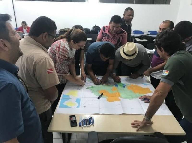 O fortalecimento das ações em áreas de proteção na região da Calha Norte do Rio Amazonas, no oeste do Pará, foi um dos principais temas discutidos no Primeiro Encontro dos Secretários de Meio Ambiente da Calha Norte, realizado no município de Óbidos, no último dia 06 de abril, com a participação de representantes das secretarias municipais de Almeirim, Faro, Monte Alegre, Óbidos, Oriximiná, Prainha e Terra Santa. O objetivo foi possibilitar uma maior aproximação entre os gestores do meio ambiente na região. O evento foi organizado pelas gerências das regiões administrativas da Calha Norte I, II e III do Instituto de Desenvolvimento Florestal e da Biodiversidade (Ideflor-bio), em parceria com o Instituto do Homem e do Meio Ambiente da Amazônia (Imazon) e o Programa Territórios Sustentáveis.
FOTO: ASCOM / IDEFLOR
DATA: 11.04.2018
ÓBIDOS - PARÁ <div class='credito_fotos'>Foto: Ascom Ideflor | <a href='/midias/2018/originais/f5928b35-dd49-4b38-b691-c7129b6be0e1.jpg' download><i class='fa-solid fa-download'></i> Download</a></div>