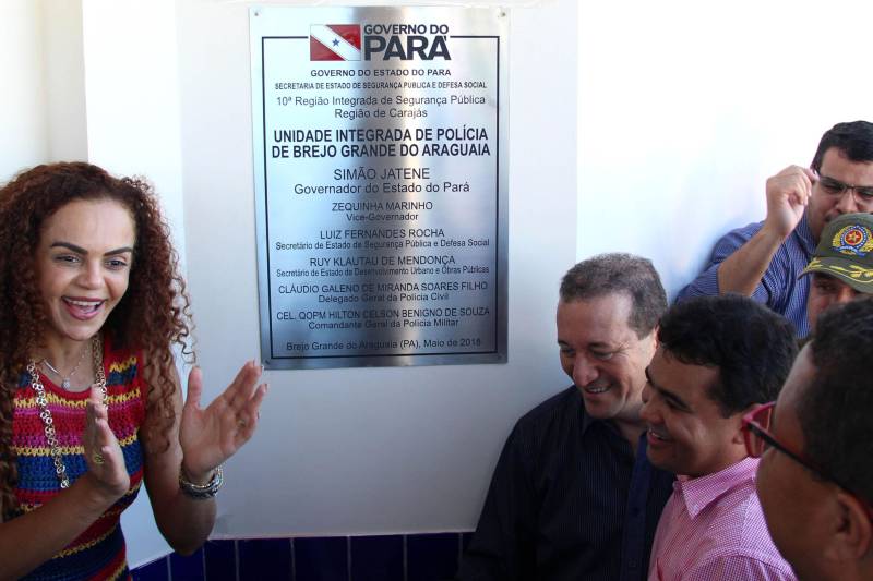 A inauguração da Unidade Integrada Pro Paz (UIPP), a entrega de uma viatura para a Polícia Civil e a assinatura de convênio para reforma e ampliação da Escola Municipal de Ensino Fundamental Brejo Grande, realizados nesta quarta-feira, 9, marcaram o início dos festejos do aniversário de 30 anos de emancipação do município de Brejo Grande do Araguaia, comemorado no dia 10 de maio.
FOTO: ANTONIO MACEDO / DIVULGAÇÃO
DATA: 09.05.2018
BREJO GRANDE DO ARAGUAIA - PARÁ <div class='credito_fotos'>Foto: ANTONIO MACEDO / DIVULGAÇÃO | <a href='/midias/2018/originais/f5954957-5219-42f0-beed-9fde9737f1e1.jpg' download><i class='fa-solid fa-download'></i> Download</a></div>