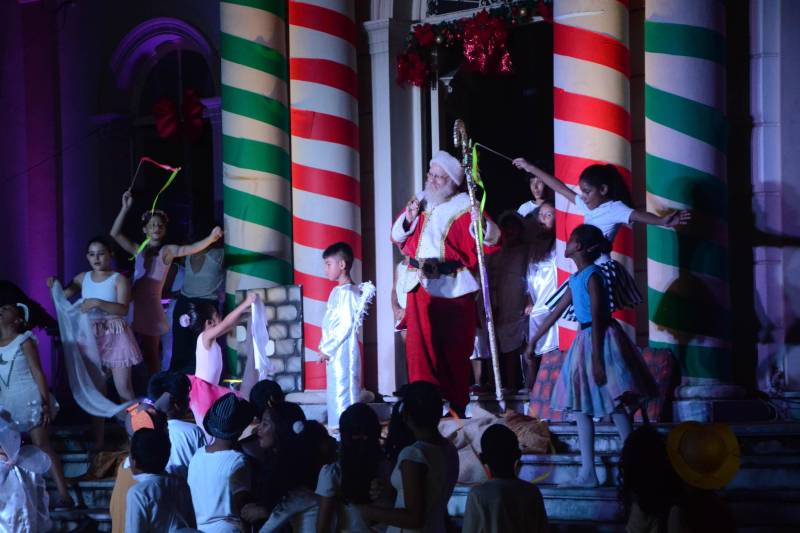 O clima natalino esteve presente na “I Cantata de Natal”, promovida pela Escola Barão do Rio Branco, na quarta-feira (19), em Belém. Alunos do 1º ao 9º ano do Ensino Fundamental e seus professores realizaram apresentações de cantigas de Natal com interpretação simultânea na Língua Brasileira de Sinais (Libras), promovendo a inclusão de alunos com surdez. Familiares e a comunidade prestigiaram as apresentações.  

FOTO: FERNANDO NOBRE / ASCOM SEDUC
DATA: 20.12.2018
BELÉM - PARÁ <div class='credito_fotos'>Foto: Fernando Nobre/ Ag. Pará   |   <a href='/midias/2018/originais/f5a27cac-785d-431f-a0ce-7f3e01d87c3f.jpg' download><i class='fa-solid fa-download'></i> Download</a></div>