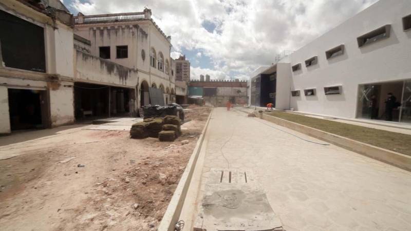 No início de junho está prevista a entrega da primeira etapa das obras de reforma do prédio histórico do 2º Batalhão da Polícia Militar (BPM), localizado na esquina da avenida Assis de Vasconcelos com a travessa Gaspar Viana, bairro Reduto. Na manhã desta sexta-feira (18), o comandante geral da PM, coronel Hilton Benigno, acompanhado do coronel Luiz Otávio e de equipe técnica, visitou as obras de engenharia da unidade onde será instalado a nova sede do 2º Batalhão, que abrange bairros como Campina, Cidade Velha e Reduto. O prédio é tombado pelo Instituto do Patrimônio Histórico e Artístico Nacional (Iphan). “Estamos inspecionando o serviço que já está 90% concluído. Nosso cuidado é por se tratar de um prédio histórico, mas também por conta das instalações a serem oferecidas aos nossos militares”, disse o coronel, que percorreu toda a área física do novo espaço que irá comportar, dentre outras instalações, alojamentos, almoxarifado, auditório e reserva técnica.

FOTO: ASCOM / POLÍCIA MILITAR
DATA: 18.05.2018
BELÉM - PARÁ <div class='credito_fotos'>Foto: Ascom Polícia Militar   |   <a href='/midias/2018/originais/f5af13a0-ae53-40f4-9d2a-4a86c64172ad.jpg' download><i class='fa-solid fa-download'></i> Download</a></div>
