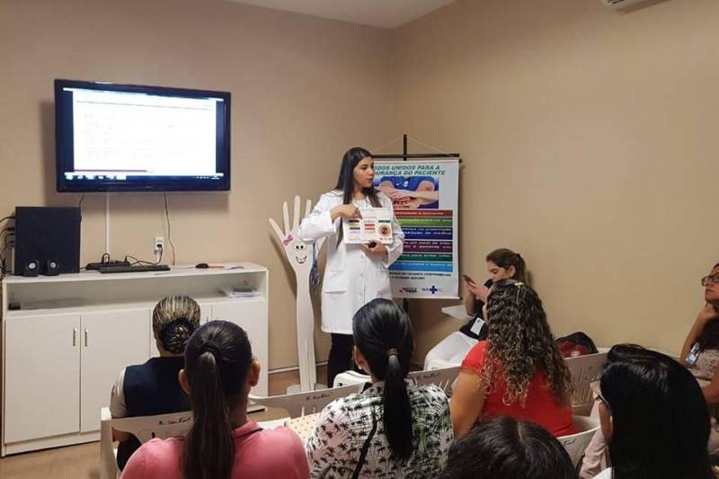 A equipe multiprofissional do Hospital Regional Público do Leste (HRPL), em Paragominas, no nordeste paraense, promoverá mais um módulo da “Capacitação de Enfermeiros e Técnicos de Enfermagem”, dia 28 deste mês.
FOTO: ARQUIVO / ASCOM HRPL
DATA: 22.06.2018
PARAGOMINAS - PARÁ <div class='credito_fotos'>Foto: ASCOM HRPL | <a href='/midias/2018/originais/f5b1ae2a-c598-4706-95e3-6b19ede733b7.jpg' download><i class='fa-solid fa-download'></i> Download</a></div>