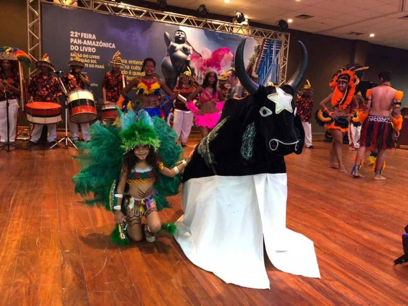 Muita gente aproveitou o final de semana para visitar o I Salão do Livro do Sul e Sudeste do Pará, que segue até o dia 6 de maio, no auditório do Carajás Centro de Convenções Leonildo Borges Rocha, em Marabá.
FOTO: KÉLIA SANTOS / CRGSP
DATA: 29.04.2018
MARABÁ - PARÁ <div class='credito_fotos'>Foto: KÉLIA SANTOS / ASCOM CRGSP | <a href='/midias/2018/originais/f5b89574-cde4-465d-b2f3-215c0cf96097.jpg' download><i class='fa-solid fa-download'></i> Download</a></div>