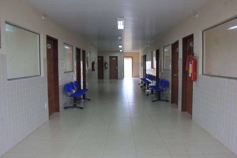 O município de Sapucaia recebeu nesta quarta-feira, 5, uma Unidade Integrada Pro Paz (UIPP, na foto). Um investimento do Governo do Estado de R$ 1.134.131,00. Segundo o Secretário de Estado de Segurança Pública, Luiz Fernandes, afirma que já mais de 80 novas UIPP’s no Pará, com as reformadas e reestruturadas esse número chega a 120 unidades. O titular da SEGUP destaca que o mais importante não é a estrutura física, mas o conceito empregado. De Sapucaia, a comitiva foi para Redenção onde inaugurou o 7º Batalhão de Polícia Militar, uma obra orçada em R$ 2.808.000,00. Atualmente o BPM conta com 145 policiais, 6 viaturas incluindo a Patrulha Rural e 12 motocicletas. O Comandante do Batalhão, o Major José Ricardo Chaves, informou que a maior ocorrência no município são roubos de motos, mas pontuou que a maior parte dos veículos é encontrada pela PM na cidade e cidades vizinhas.

FOTO: RODOLFO OLIVEIRA / AG PARÁ
DATA: 05.12.2018
SAPUCAIA - PARÁ <div class='credito_fotos'>Foto: Rodolfo Oliveira/Ag. Pará   |   <a href='/midias/2018/originais/f5bdacb2-37fd-4023-9a13-e958c058afb3.jpg' download><i class='fa-solid fa-download'></i> Download</a></div>