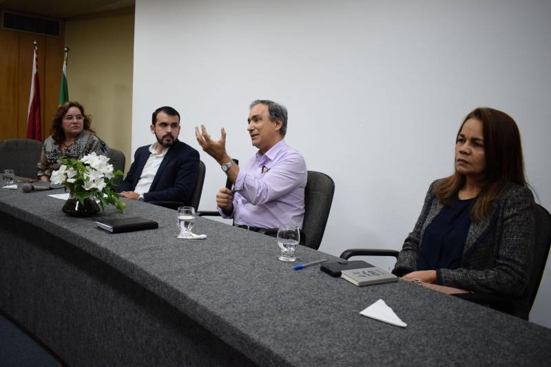 “Agora estes profissionais voltam às suas instituições com olhar e perspectivas diferenciados da forma de desenvolver o serviço público”. Foi desta maneira que a titular da Secretaria de Estado de Administração (Sead), Alice Viana, referiu-se aos 39 concluintes do Curso de Especialização em Gestão de Ciência e Tecnologia e Educação Profissional e Tecnológica que foram certificados na manhã desta quinta-feira (13), no auditório da Escola de Governança Pública do Estado do Pará (EGPA). O curso surgiu de uma demanda da Secretaria de Ciência, Tecnologia e Educação Profissional e Tecnológica (Sectet), que contou com a parceria da EGPA para a sua realização. O objetivo foi a qualificação de servidores efetivos, no sentido de desenvolver o capital humano institucional, a fim de que possam melhor se posicionar dentro do órgão, agregando habilidades e competências gerenciais nas áreas em questão. Na foto, o titular da Sectet, Alex Fiúza de Mello.

FOTO: ASCOM / SECTET
DATA: 13.12.2018
BELÉM - PARÁ <div class='credito_fotos'>Foto: Ascom Sectet   |   <a href='/midias/2018/originais/f5be40f0-6080-4b8c-8bdd-aa1ea8cc4284.jpg' download><i class='fa-solid fa-download'></i> Download</a></div>