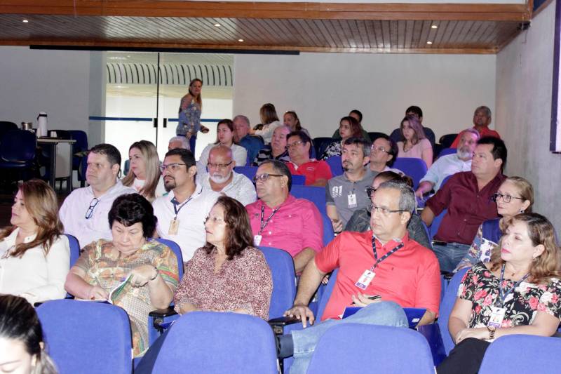 A Companhia de Saneamento do Pará (Cosanpa) realizou, na manhã desta quarta-feira (28), no auditório Inácio Gabriel, na sede da empresa, uma reunião de planejamento estratégico. Entre outras discussões, foi tratada a metodologia de trabalho e o cronograma de metas a serem alcançadas para o ano de 2018.
FOTO: ANDREA CUNHA / ASCOM COSANPA
DATA: 28.02.2018
BELÉM - PARÁ <div class='credito_fotos'>Foto: ANDREA CUNHA/ASCOM COSANPA | <a href='/midias/2018/originais/f5c862f1-0a00-4c43-ad6e-abc522989fe5.jpg' download><i class='fa-solid fa-download'></i> Download</a></div>