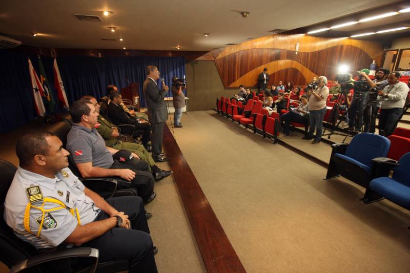 Foi iniciada, ainda na noite da segunda-feira (9), uma operação de reforço policial nas ruas da capital paraense e dos demais municípios da Região Metropolitana de Belém (RMB). O maior efetivo nas ruas foi colocado logo após as mortes registradas ao longo daquele dia. As investigações iniciaram e as vítimas já foram identificadas. Além disso, uma sala de situação foi implantada no Centro Integrado de Operações (Ciop) para traçar e definir metas para as operações, comandada pela Secretaria de Estado de Segurança Pública e Defesa Social (Segup). Essas informações foram divulgadas na terça-feira (10) em coletiva de imprensa, na sede da Delegacia Geral da Polícia Civil, em Belém. Entre as 13 mortes registrados na segunda-feira está a do policial militar Joaquim Nunes Silva. Os outros 12 eram civis e apenas um ainda não foi identificado ainda. E 9 dos 12 civis têm passagem pela polícia.
FOTO: SIDNEY OLIVEIRA / AG. PARÁ
DATA: 10.04.2018
BELÉM - PARÁ <div class='credito_fotos'>Foto: Sidney Oliveira/Ag. Pará | <a href='/midias/2018/originais/f5c91fed-6715-4e42-8156-1d993d682250.jpg' download><i class='fa-solid fa-download'></i> Download</a></div>