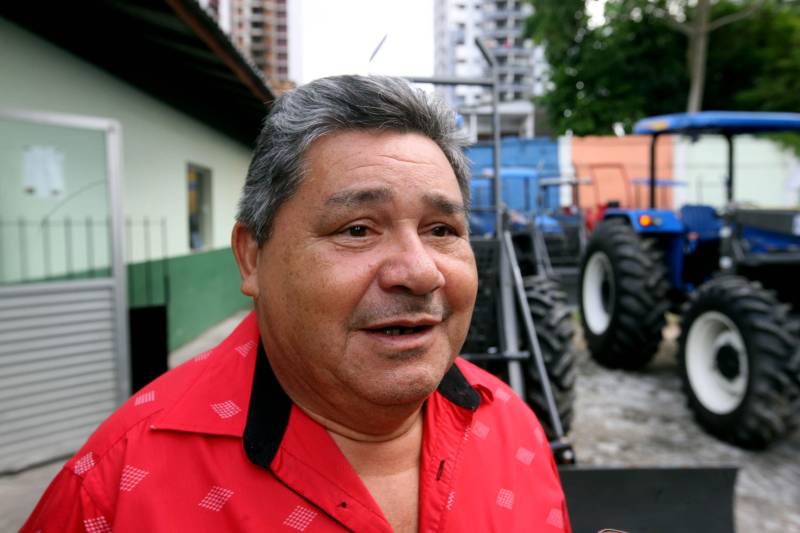 Com o propósito de fortalecer o trabalho do pequeno agricultor, o Governo do Pará, por meio da Secretaria de Estado de Desenvolvimento Agropecuário e da Pesca (Sedap), entregou mais de R$ 4 milhões em equipamentos e veículos agrícolas a 36 municípios. Pescadores de São Caetano de Odivelas, também no nordeste paraense, foram beneficiados com 20 rabetas longas, de 2,20 metros. O prefeito Mauro Rodrigues (conhecido por Macalé/foto) destacou a importância da parceria que contempla diversos municípios.
FOTO: SIDNEY OLIVEIRA / AG. PARÁ
DATA: 13.05.2018
BELÉM - PARÁ <div class='credito_fotos'>Foto: Sidney Oliveira/Ag. Pará | <a href='/midias/2018/originais/f5cde000-1c73-472f-a3e5-69c584afd0ea.jpg' download><i class='fa-solid fa-download'></i> Download</a></div>