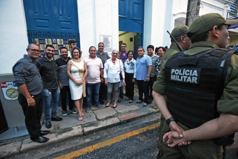 Leia Braúna mora há dois anos e meio no bairro da Cidade Velha e vê com alegria a instalação de uma sede da Polícia Militar na Rua Dr. Assis, bem pertinho de sua casa. O novo prédio da 1ª Companhia do 2º Batalhão da PM foi inaugurado na tarde desta quinta-feira, 5, e agora além de estar mais acessível aos moradores dos bairros da Campina, Reduto e Cidade Velha, oferece melhores condições de trabalho aos militares. O local foi cedido pela Arquidiocese de Belém em fevereiro deste ano de forma gratuita e por tempo indeterminado. Antes disso, a sub-unidade funcionava no 3º andar da seccional do Comércio. O Major Luiz Octávio, comandante do 2º Batalhão, informa que a Companhia atua com 165 policiais militares, que atendem cerca de 24 mil moradores da área. “A proximidade da Polícia Militar com a comunidade é um ponto primordial da instalação da 1ª Companhia, além de ser estratégico, porque se coloca em uma posição de atendimento rápido tanto ao Reduto, quanto para Campina e a própria Cidade Velha”, afirmou o oficial.
FOTO: CARLOS SODRÉ / AG. PARÁ
DATA: 05.04.2018
BELÉM - PARÁ <div class='credito_fotos'>Foto: Carlos Sodré/Agência Pará | <a href='/midias/2018/originais/f5cf2a31-93b9-46ea-8bee-920df489f554.jpg' download><i class='fa-solid fa-download'></i> Download</a></div>
