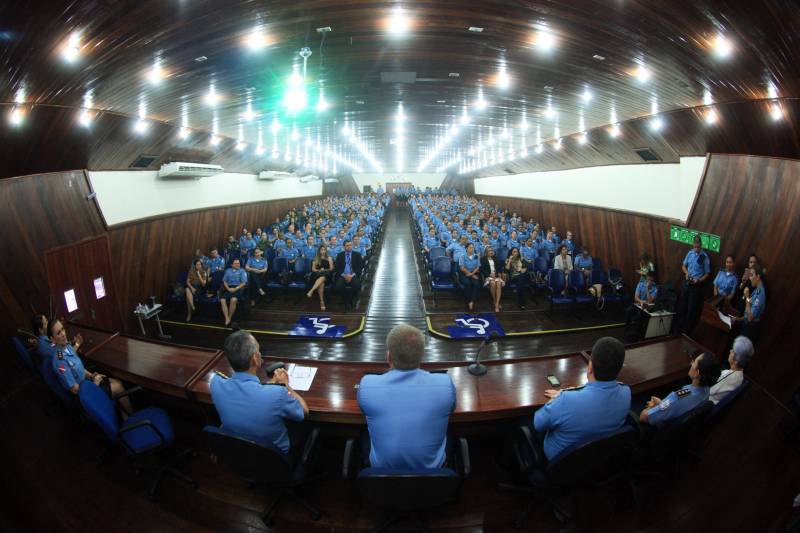 Cerca de 350 policiais femininas iniciaram, na manhã desta sexta-feira (23), no auditório da Universidade da Amazônia, o I Encontro de Mulheres Policiais. O evento faz parte das comemorações pelos 200 anos da Polícia Militar do Pará, celebrado em 2018. A proposta do encontro é proporcionar trocas de experiências profissionais e pessoais entre o efetivo feminino da Polícia Militar do Pará, levantando discussões de temas relacionados às questões do gênero. A ideia do encontro surgiu depois que a PMPA abriu um espaço no site da corporação, para que os internautas enviassem sugestões de eventos que pudessem marcar os 200 anos da instituição no Estado.
FOTO: THIAGO GOMES / AG. PARÁ
DATA: 23.03.2018
BELÉM - PARÁ <div class='credito_fotos'>Foto: Thiago Gomes /Ag. Pará | <a href='/midias/2018/originais/f5d1f432-8eaa-46e5-b00f-0af3ce76add5.jpg' download><i class='fa-solid fa-download'></i> Download</a></div>