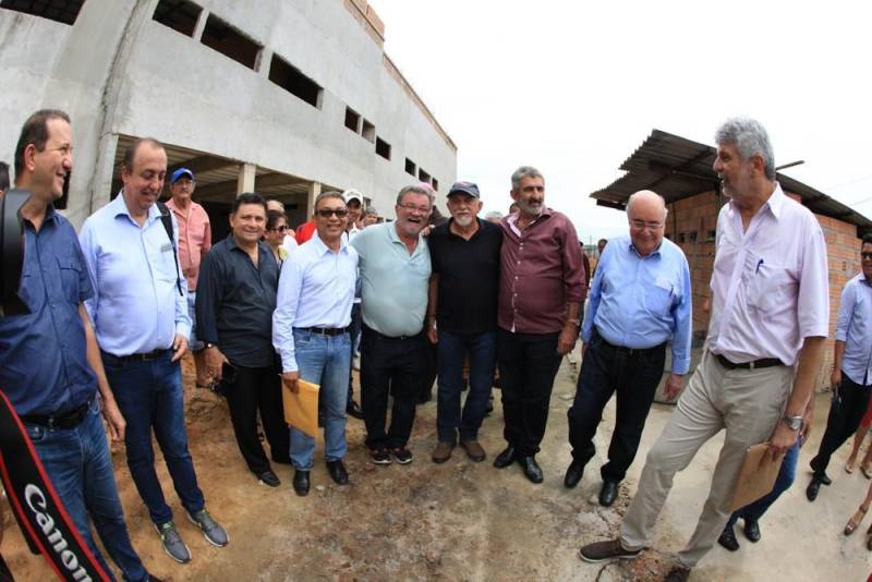 "Hoje é uma nova história, um novo tempo", assim observou o diretor-presidente do Hospital Santa Casa de Misericórdia do município de Óbidos, na região do Baixo Amazonas, a respeito do termo de fomento assinado entre o Governo do Estado, por meio da Secretaria de Saúde Pública (Sespa), e a Associação de Caridade da Santa Casa que garantirá a conclusão da reforma e ampliação da unidade de saúde, orçada em R$ 3,6 milhões. A Santa Casa de Óbidos, unidade quase centenária, fundada em 07/07/1922, é uma das referências em saúde na região formada por municípios da margem esquerda do rio Amazonas. Gerida desde 2014 por uma congregação franciscana, a Santa Casa faz parte do processo de regionalização e descentralização da saúde, que vem sendo promovida pela atual gestão em todas as regiões de integração. Na foto, o Governador Simão Jatene e sua comitiva em visita ao Hospital Santa Casa de Misericórdia do município de Óbidos.
FOTO: RODOLFO OLIVEIRA / AG. PARÁ
DATA: 09.03.2018
ÓBIDOS - PARÁ
<div class='credito_fotos'>Foto: Rodolfo Oliveira/Ag. Pará | <a href='/midias/2018/originais/f5d44c7a-49de-42a3-84d4-38e9ef1a25fa.jpg' download><i class='fa-solid fa-download'></i> Download</a></div>
