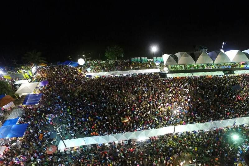 O professor Júlio Leal Gomes é natural de Vigia de Nazaré, no nordeste paraense, terra conhecida pela hospitalidade, principalmente em época festiva. Mantendo a tradição, no Carnaval Júlio e seus irmãos abrem a casa da família para amigos e outros parentes. Neste ano, o imóvel de quatro cômodos abrigou mais de 50 pessoas. Vigia tem um dos maiores e mais tradicionais carnavais do Pará. Nesta época do ano, a população do município, de 51.173 habitantes (Censo/IBGE), triplica com a chegada de brincantes oriundos de todo o Brasil, e os vigienses – igual coração de mãe - acolhem essa multidão. A estimativa é a cidade receber mais de 300 mil pessoas neste Carnaval. Na foto, o coordenador da operação, Ivan Feitosa.
FOTO: DIVULGAÇÃO
DATA: 13.02.2018
BELÉM - PARÁ <div class='credito_fotos'>Foto: IGOR BRANDÃO / AG. PARÁ | <a href='/midias/2018/originais/f5da8593-f2f7-4619-9182-b6b03179966a.jpg' download><i class='fa-solid fa-download'></i> Download</a></div>