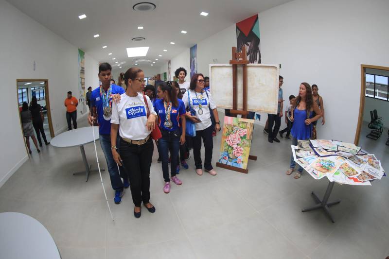 Um espaço moderno, com atendimento de alta qualidade. Assim é o Centro Integrado de Inclusão e Reabilitação (CIIR), inaugurado pelo Governo do Estado na tarde desta quarta-feira (30). O centro integra vários serviços em um único local. Da assistência médica, odontológica, passando pela reabilitação, capacitação, oficinas para produção de próteses e serviço de apoio e diagnósticos em crianças, jovens e adultos com deficiência no Estado do Pará. Localizado na rodovia Arthur Bernardes, em Belém, às margens da Baía do Guajará, o Centro Integrado é o primeiro na região Norte e fica em uma área total de mais de 40 mil metros quadrados. A obra foi iniciada em março de 2014 e está orçada em mais de R$ 32 milhões, recursos do tesouro estadual. O CIIR faz parte das ações previstas pelo Governo do Estado ampliando os serviços já oferecidos pela Secretaria de Estado de Saúde Pública (Sespa).
FOTO: THIAGO GOMES / AG. PARÁ
DATA: 30.05.2018
BELÉM - PARÁ <div class='credito_fotos'>Foto: Thiago Gomes /Ag. Pará | <a href='/midias/2018/originais/f5dc5c76-2ad3-4475-9f80-5708e78fc11a.jpg' download><i class='fa-solid fa-download'></i> Download</a></div>