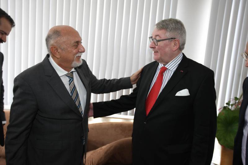 O Pará recebeu, pela segunda vez em menos de um mês, a visita de um representante internacional interessado em investir no estado. Após a visita do embaixador da Hungria, no dia 12 deste mês, foi a vez do embaixador da Bélgica, Dirck Loncke (d), ser recebido nesta terça-feira, 24, pelo governador Simão Jatene (e) no Palácio dos Despachos.
FOTO: ANTONIO SILVA / AG. PARÁ
DATA: 24.04.2018
BELÉM - PARÁ <div class='credito_fotos'>Foto: Antônio Silva/Ag. Pará | <a href='/midias/2018/originais/f5df3946-4509-4225-bcaf-19e7d466742c.jpg' download><i class='fa-solid fa-download'></i> Download</a></div>
