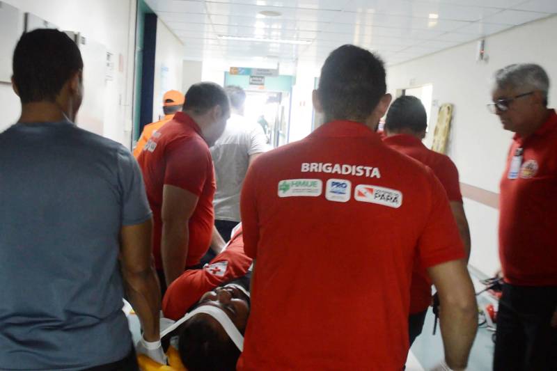 A farmacêutica Paula Ledo viveu um dia de trabalho diferente no Hospital Metropolitano de Urgência e Emergência, em Ananindeua (PA). Ela foi resgatada e colocada em uma maca, no terceiro andar da unidade, por membros da brigada de incêndio. A colaboradora participou da simulação de incêndio, na quinta-feira (10).
FOTO: ASCOM HMUE
DATA: 10.05.2018
ANANINDEUA - PARÁ <div class='credito_fotos'>Foto: ASCOM HMUE | <a href='/midias/2018/originais/f5df7453-9954-4713-af37-b3253ae5cd24.jpg' download><i class='fa-solid fa-download'></i> Download</a></div>