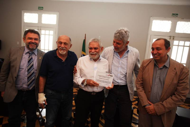 Quase R$ 2 milhões em equipamentos para o combate a malária no Pará foram distribuídos, nesta quarta-feira (7), em cerimônia no Palácio do Governo, em Belém. No total 38 microscópios, 21 motocicletas e 9 caminhonetes foram entregues, pelo governador Simão Jatene, a representantes de 11 municípios beneficiados, de diferentes regiões do Pará. Na ocasião, o governo também homenageou servidores estaduais que atuam há mais de 30 anos no combate a endemias e dedicaram anos de profissionalismo, compromisso e responsabilidade com o trabalho na Vigilância em Saúde Pública do Estado do Pará.
FOTO: ANTÔNIO SILVA / AG. PARÁ
DATA: 07.03.2018
BELÉM - PARÁ
<div class='credito_fotos'>Foto: Antônio Silva/Ag. Pará | <a href='/midias/2018/originais/f5e0c73d-802a-4113-9389-54da313da788.jpg' download><i class='fa-solid fa-download'></i> Download</a></div>