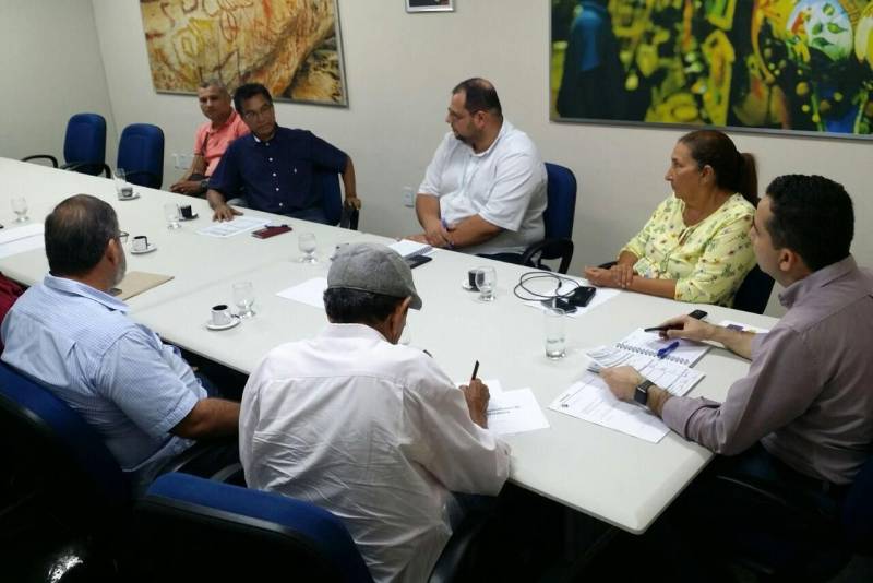 Cooperativas que atuam com a criação de peixes e produção de borracha participaram de reunião no Centro de Governo do Baixo Amazonas, na tarde desta segunda-feira (4), para discutir os projetos de diversificação e ampliação da produção relacionados às suas atividades.

FOTO: SAMUEL ALVARENGA / SECOM
DATA: 04.06.2018
SANTARÉM - PARÁ <div class='credito_fotos'>Foto: Samuel Alvarenga / Secom   |   <a href='/midias/2018/originais/f5e31e25-06ad-49f3-840e-3d2e76677420.jpg' download><i class='fa-solid fa-download'></i> Download</a></div>