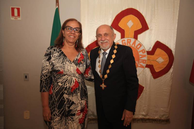 O Governo do Estado do Pará concedeu hoje 230 comendas do Mérito Grão-Pará (foto), a mais alta do Estado, a autoridades e servidores que se destacaram nos últimos oito anos de serviços prestados à população. “O ciclo que encerramos hoje não encerra nossa missão de servir ao público, porque uma vez servidores públicos, trabalhando em benefício da população, nunca mais deixamos de sê-lo, pois essa missão fica gravada em nossos corações”, disse o governador Simão Jatene aos agraciados. O governador entregou, pessoalmente, uma a uma as condecorações.  Das 230 medalhas, 14 foram no grau de Grande Oficial, 60 no grau de Comendador, 8 no grau de Oficial e 11 no grau de Cavaleiro aos servidores civis. Entre os militares, 4 receberam no grau de Comendador, 38 de Oficial e 109 no grau de Cavaleiro.

FOTO: CRISTINO MARTINS / AG. PARÁ
DATA: 31.12.2018
BELÉM - PARÁ <div class='credito_fotos'>Foto: Cristino Martins/Ag. Pará   |   <a href='/midias/2018/originais/f5e3c891-5140-4a5e-bd3d-81b231a0c151.jpg' download><i class='fa-solid fa-download'></i> Download</a></div>