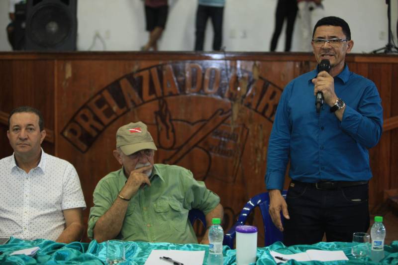 O produtor rural Nilson Corrêa da Silva, 23 anos, mora na comunidade Santo Ezequiel Moreno e produz alimentos em 700 hectares de terra na agrovila Acutipereira, no município de Portel, no arquipélago do Marajó. Mesmo morando e produzindo alimentos na comunidade, ele não possuía título de propriedade de terra. Para beneficiar produtores como Nilson, o governador Simão Jatene entregou, na manhã desta sexta-feira (23), títulos coletivos que beneficiaram mais de mil famílias. Os títulos também beneficiaram comunidades remanescentes de quilombos e povos tradicionais do município marajoara. O Pará foi o Estado que mais titulou áreas em prol dos remanescentes de quilombos no Brasil. Das 170 comunidades tituladas no país, 62 estão no Pará, sendo que destas 53 foram tituladas pelo Instituto de Terras do Pará (Iterpa). Na foto, o prefeito de Portel, Manoel Maranhense (camisa azul).

FOTO: MÁCIO FERREIRA / AG. PARÁ
DATA: 23.03.2018
PORTEL - PARÁ <div class='credito_fotos'>Foto: MÁCIO FERREIRA/ AG. PARÁ   |   <a href='/midias/2018/originais/f5e42407-04c3-44df-ad09-aebac4c83ef2.jpg' download><i class='fa-solid fa-download'></i> Download</a></div>