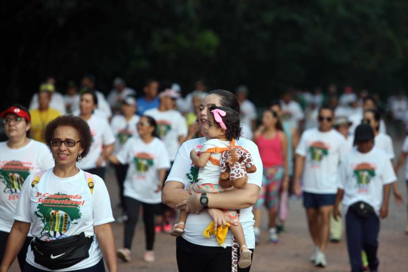“Foi uma semana produtiva, de muito trabalho, de interação com a sociedade, e culminou com a caminhada sustentável (foto), que por sua vez foi extremamente bem-sucedida para mostrarmos que sustentabilidade também envolve saúde”. As palavras do titular da Secretaria de Estado de Meio Ambiente e Sustentabilidade (Semas), Thales Belo, encerraram uma programação vasta do Governo do Pará em alusão à Semana Mundial do Meio Ambiente.

FOTO: SIDNEY OLIVEIRA / AG. PARÁ
DATA: 09.06.2018
BELÉM - PARÁ <div class='credito_fotos'>Foto: Sidney Oliveira/Ag. Pará   |   <a href='/midias/2018/originais/f5ee0ec9-ffa0-4b94-8022-51075888b61a.jpg' download><i class='fa-solid fa-download'></i> Download</a></div>