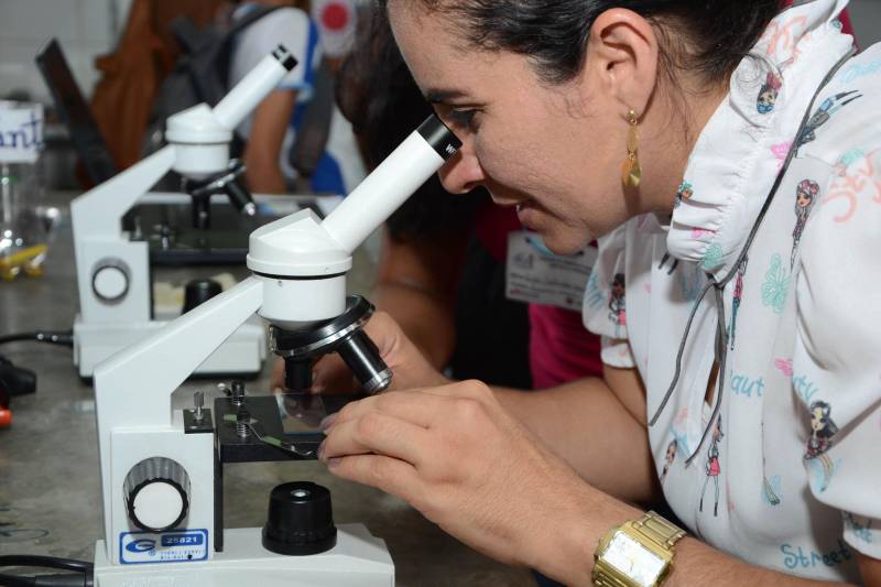 A Secretaria de Estado de Educação (Seduc), por meio do Núcleo de Tecnologia Educacional de Castanhal (NTE) e da Unidade Regional de Educação (URE 8), promoveu nesta terça-feira (13) a 1ª Mostra de Robótica e Objetos Digitais de Aprendizagem, na Escola Estadual Padre Salvador Traccaiolli, no município de Castanhal. A professora de Biologia Elenice Costa (foto) constatou que a câmera do celular poderia capturar as células pelo microscópio, o que faria os alunos se interessarem mais pela disciplina.
FOTO: FERNANDO NOBRE / ASCOM SEDUC
DATA: 13.11.2018
CASTANHAL - PARÁ <div class='credito_fotos'>Foto: FERNANDO NOBRE/ASCOM SEDUC | <a href='/midias/2018/originais/f60264cb-c1ed-421a-8ad7-c462409610f4.jpg' download><i class='fa-solid fa-download'></i> Download</a></div>