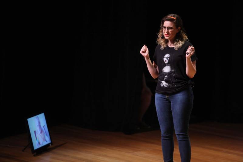 Todas as pessoas que deixaram o teatro onde acontece o Publicom Belém 2018 saíram animadas com o primeiro dia de evento, que encerrou às 20h desta segunda-feira (11). Ter a oportunidade de conhecer mais sobre temas atuais, conhecer de perto profissionais de sucesso da área de comunicação e trocar experiências com estudantes e outros profissionais da área foram os benefícios mais citados por quem participou do evento, que já acontece desde 2013. Na foto, Ju Wallaer, publicitária gaúcha e co-criadora do podcast “Mamilos”.
FOTO: THIAGO GOMES / AG. PARÁ
DATA: 11.06.2018
BELÉM - PARÁ <div class='credito_fotos'>Foto: Thiago Gomes /Ag. Pará | <a href='/midias/2018/originais/f609a120-8471-4645-bc9c-9881d4a972cc.jpg' download><i class='fa-solid fa-download'></i> Download</a></div>