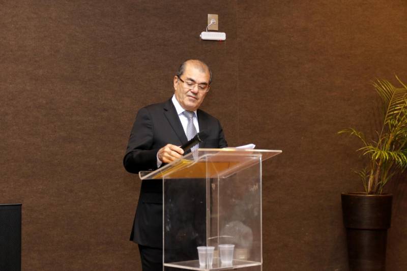 A segunda edição do Fórum de Municipalização de Trânsito levou a Marabá, no sudeste paraense, o debate sobre o processo de mudança de gestão do trânsito, apresentando o passo a passo da implantação e seus benefícios. Promovido pelo Departamento de Trânsito do Estado (Detran), em parceria com o Ministério Público do Estado, o fórum começou nesta segunda-feira (25) e prossegue na terça (26), no Carajás Centro de Convenções. Na foto, o secretário de Estado de Segurança Pública e Defesa Social, Luiz Fernandes Rocha.
FOTO: ASCOM DETRAN
DATA: 25.06.2018
MARABÁ - PARÁ <div class='credito_fotos'>Foto: ASCOM DETRAN | <a href='/midias/2018/originais/f60d9991-4cfd-469d-b8b3-e684a4d23dc6.jpg' download><i class='fa-solid fa-download'></i> Download</a></div>