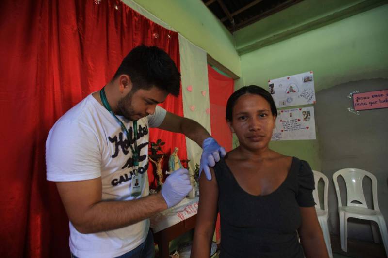 O governador Simão Jatene está no município de Bragança, nordeste do Estado, neste sábado (19), para visitar algumas das localidades atingidas pelas enchentes provocadas pelas chuvas do início da semana. A Defesa Civil Estadual está articulando as secretarias de Estado para atender às pessoas afetadas pelos alagamentos. Até o momento são três famílias desabrigadas e mais de três mil pessoas afetadas, principalmente na comunidade de Maranhãozinho. A prefeitura decretou estado de alerta. Uma sala de situação foi montada no município para o gerenciamento das ações que atendem às famílias. Na foto, vacinação em posto montado pela Sespa no município.
FOTO: RODOLFO OLIVEIRA / AG. PARÁ
DATA: 19.05.2018
BRAGANÇA - PARÁ <div class='credito_fotos'>Foto: Rodolfo Oliveira/Ag. Pará | <a href='/midias/2018/originais/f613d96b-834f-4cab-a68f-1c521789a8e7.jpg' download><i class='fa-solid fa-download'></i> Download</a></div>
