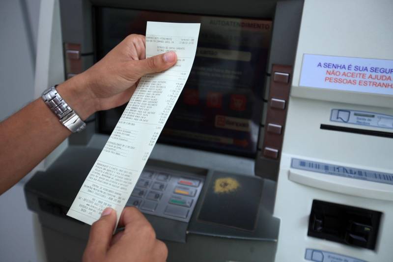 Dar aquela passadinha no banco para fazer uma operação de saque, retirada de extrato ou saldo, pagar os boletos que estão vencendo ou apenas verificar o quanto ainda resta na conta corrente faz parte da rotina de boa parte da população brasileira, principalmente no período de pagamento do salário. Mas o que muitos não sabem é que o excesso de operações bancárias gera taxas extras, que podem ser evitadas com a redução das idas e vindas ao banco. Atualmente, o Banpará (foto) conta com 116 agências distribuídas em 98 municípios (veja relação ao final da matéria), sendo 15 na capital e Região Metropolitana de Belém e 101 agências no interior.
FOTO: CARLOS SODRÉ / AG. PARÁ
DATA: 30.05.2018
BELÉM - PARÁ <div class='credito_fotos'>Foto: MÁCIO FERREIRA/ AG. PARÁ | <a href='/midias/2018/originais/f6149ec5-4e3f-4786-876a-359cd178970c.jpg' download><i class='fa-solid fa-download'></i> Download</a></div>